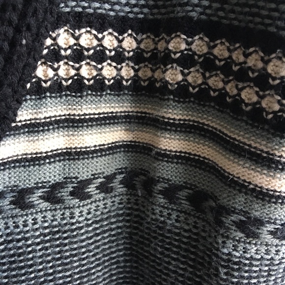 ⚪ 3/$15 Forever 21 teal & black aztec patterned - Picture 7 of 14